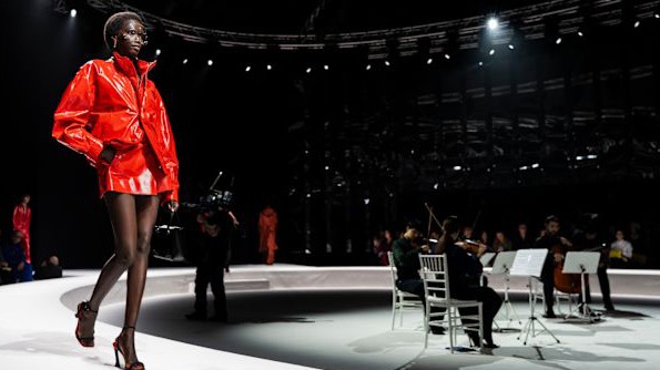 A Ferrari divatház kifutóján nagyon modern luxusdarabok jelennek meg szezonról szezonra