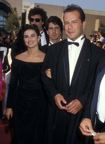 Bruce Willis és Demi Moore 1987-ben ismerkedett meg egymással egy premieren. Nem sokkal később a színésznő szakított akkori vőlegényével, Emilio Estevezzel, majd szeptemberben már Willis oldalán jelent meg az Emmy díjátadón, két hónappal később pedig összeházasodtak.
