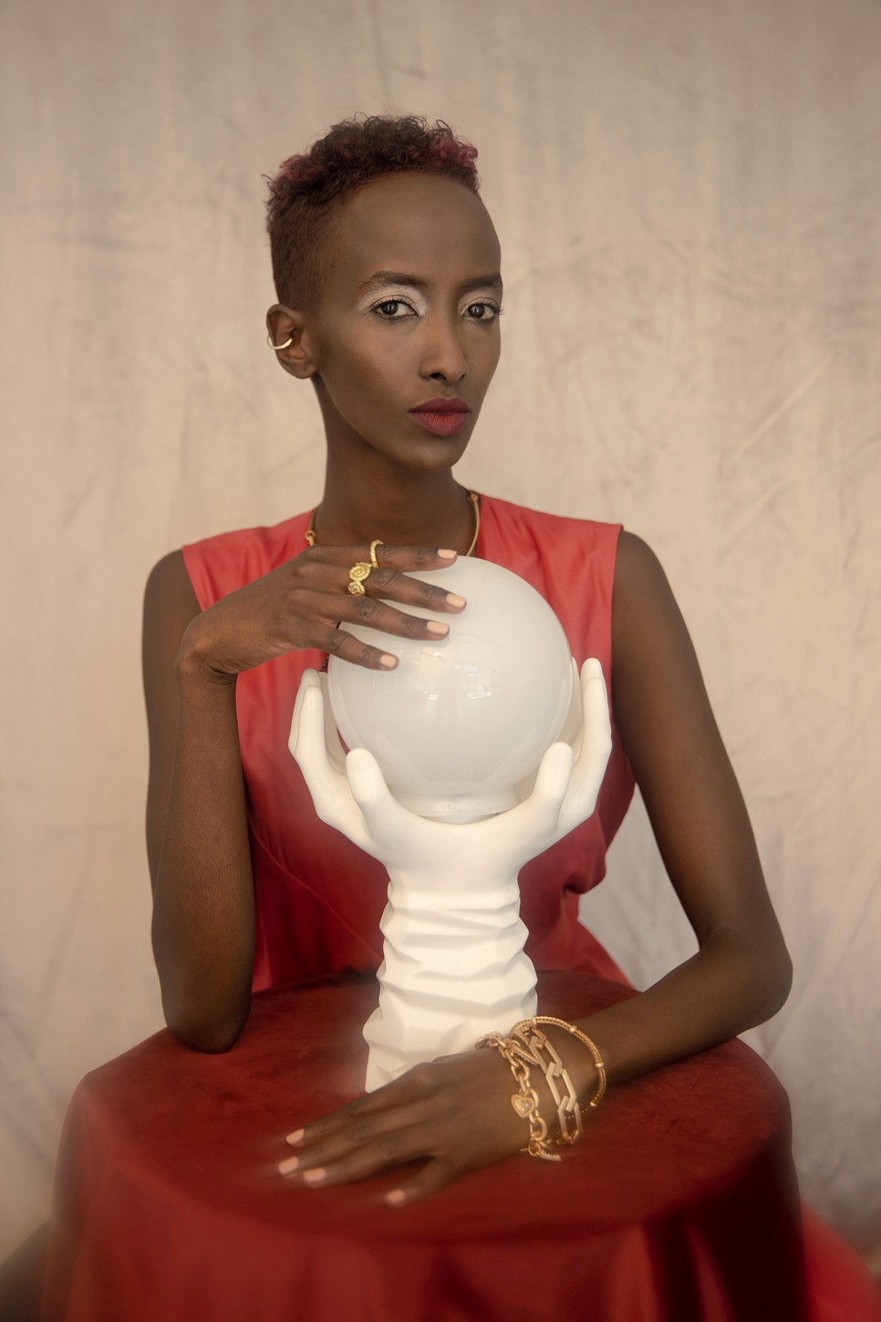 kafi rea 2 |  Ruha THE FOUR thefour.com, Nyaklánc PARFOIS, Fülgyűrű H&M, Aranyozott gyűrűk EVA REMENYI, Karkötőszett ZARA