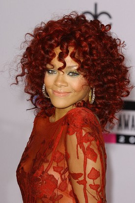 Göndören és egy mélyebb árnyalatban viszont már sokkal természetesebben mutat.