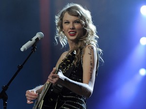 Félév után egy Taylor Swift dalból kellett megtudnunk Blake Lively és Ryan Reynolds harmadik gyerekének nevét