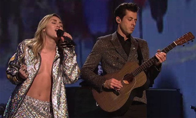 Miley Cyrus egy Gucci melegítő alatt nem visel semmit