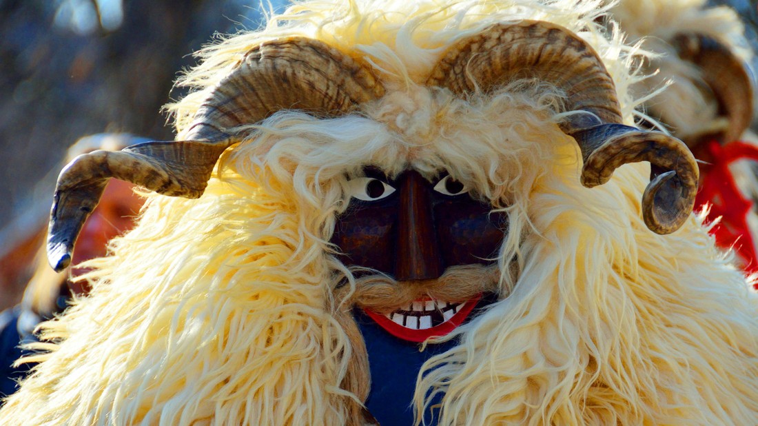 A busók maszkokat viselnek, és szerepük a rend felfüggesztése, valamint a téli időszak elűzése