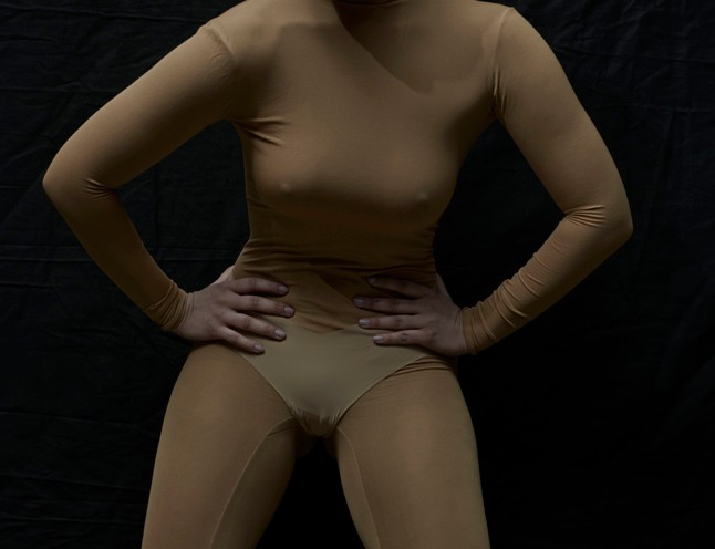 Szakadt harisnyák, szemét, fenékmutogatás és meztelenkedés Kanye West új kollekciójában