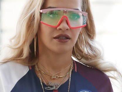 Ha azt gondolod Rita Ora búvárszemüvege a szörnyű, nézd meg a ruháját...