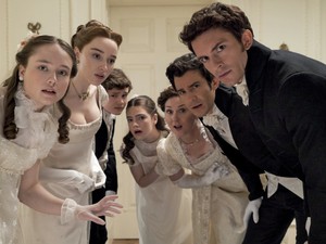 A Bridgerton tervezője beavat az előkelőség titkaiba