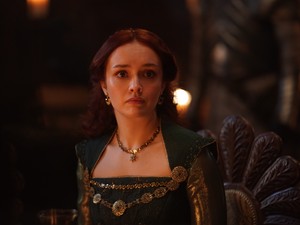 Másnaposan forgatta a Sárkányok háza első részét a sorozat színésznője, Olivia Cooke