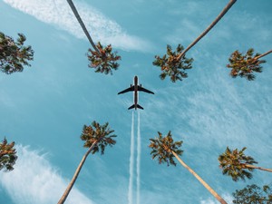 Ártalmatlannak tűnő, de annál veszélyesebb trend hódít repülés közben: még csak véletlenül se próbáld ki!