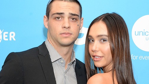 Immár hivatalos! Noah Centineo és Alexis Ren egymást ölelgetve érkeztek a vörös szőnyegre