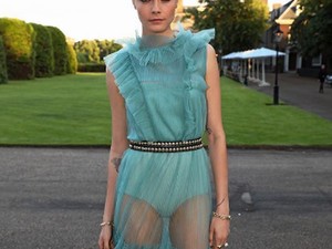 Cara Delevingne áttetsző ruhában védi az elefántokat