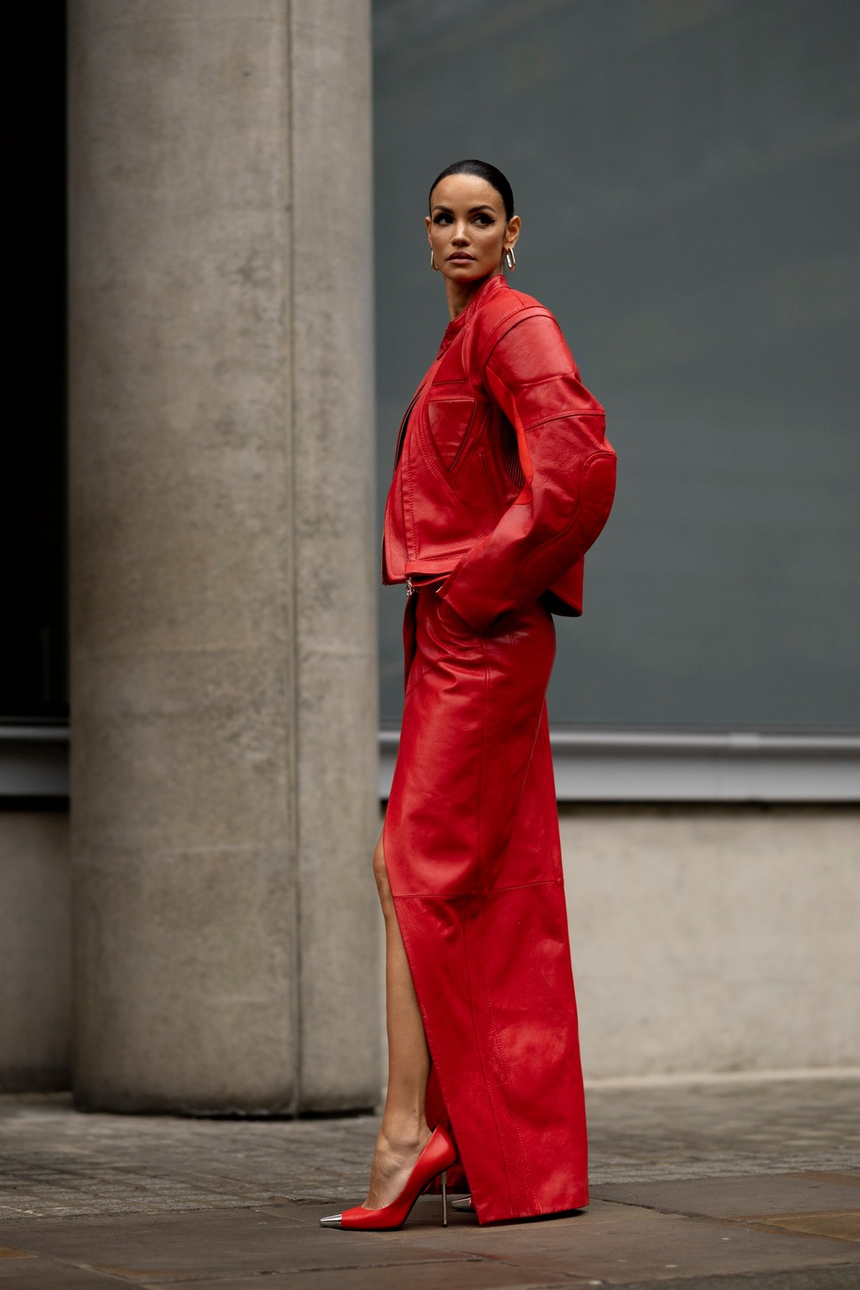 Rengeteg módja van a viselésének, akár egy teljes piros szetthez is párosíthatod