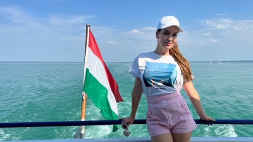 Proksa Szandra műsorvezető egy vagány balatoni hajós szettel zárja a hetet