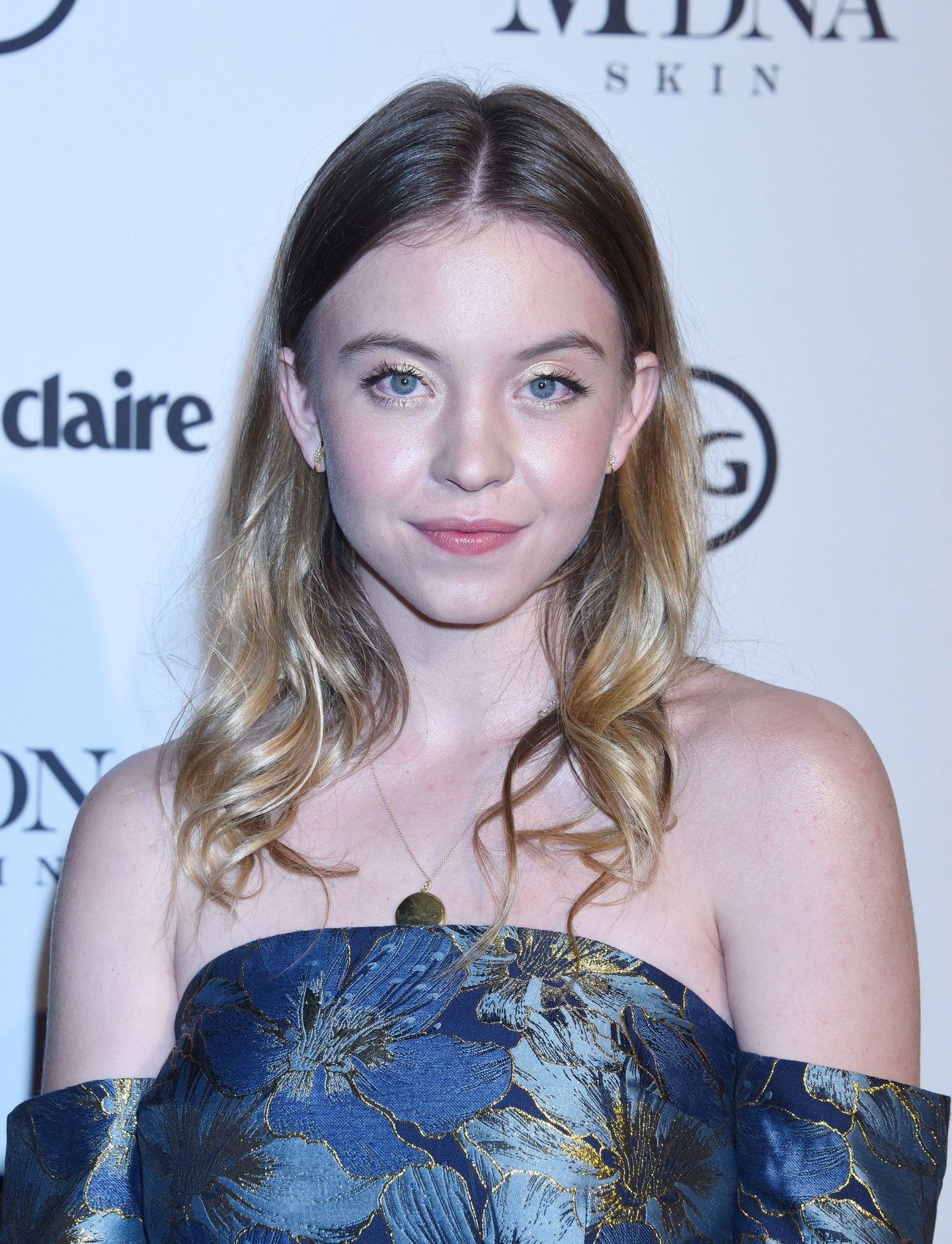 Sydney Sweeney 2018. január 11-én West Hollywoodban tündökölt az Image Makers Awards vörös szőnyegén. Váll nélküli, virágmintás ruhájában igazán bájos és elegáns volt.