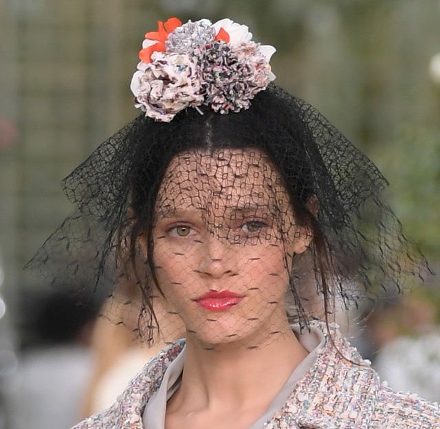 Elképesztő fejdíszek a Chanel bemutatóján! Mutatjuk a kedvenceinket!