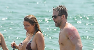 Blake Lively nagy pocakját bikiniben mutogatta Taylor Swift bulijában