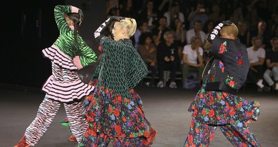 Fergeteges táncelőadás a kifutón: Ilyen volt a Kenzo x H&M bemutató