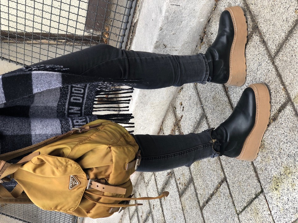 Cselényi Eszter ma bevetette a kockás mintát!