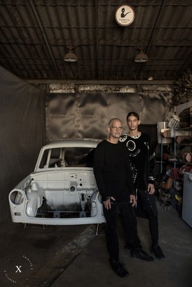 Ifj. Markó Péter a márka szülőhelyén egy fotózás során nemcsak a ruhadarabokkal, hanem Dóra családjával is megismerkedett. Most, évekkel később, ők látogatták meg őt és édesapját szerelőműhelyükben, ahol a nagymamájától ajándékba kapott Trabant felújításán dolgoznak. Közös munkájukban két generáció ereje találkozik megtestesítve a márka értékeit.