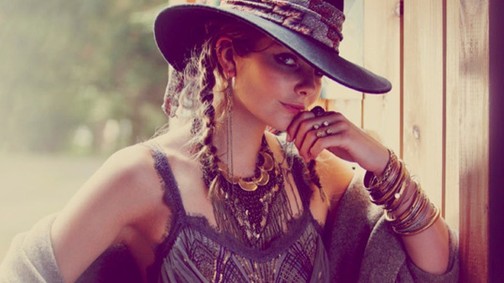 Mihalik Enikő modern hippiként is gyönyörű