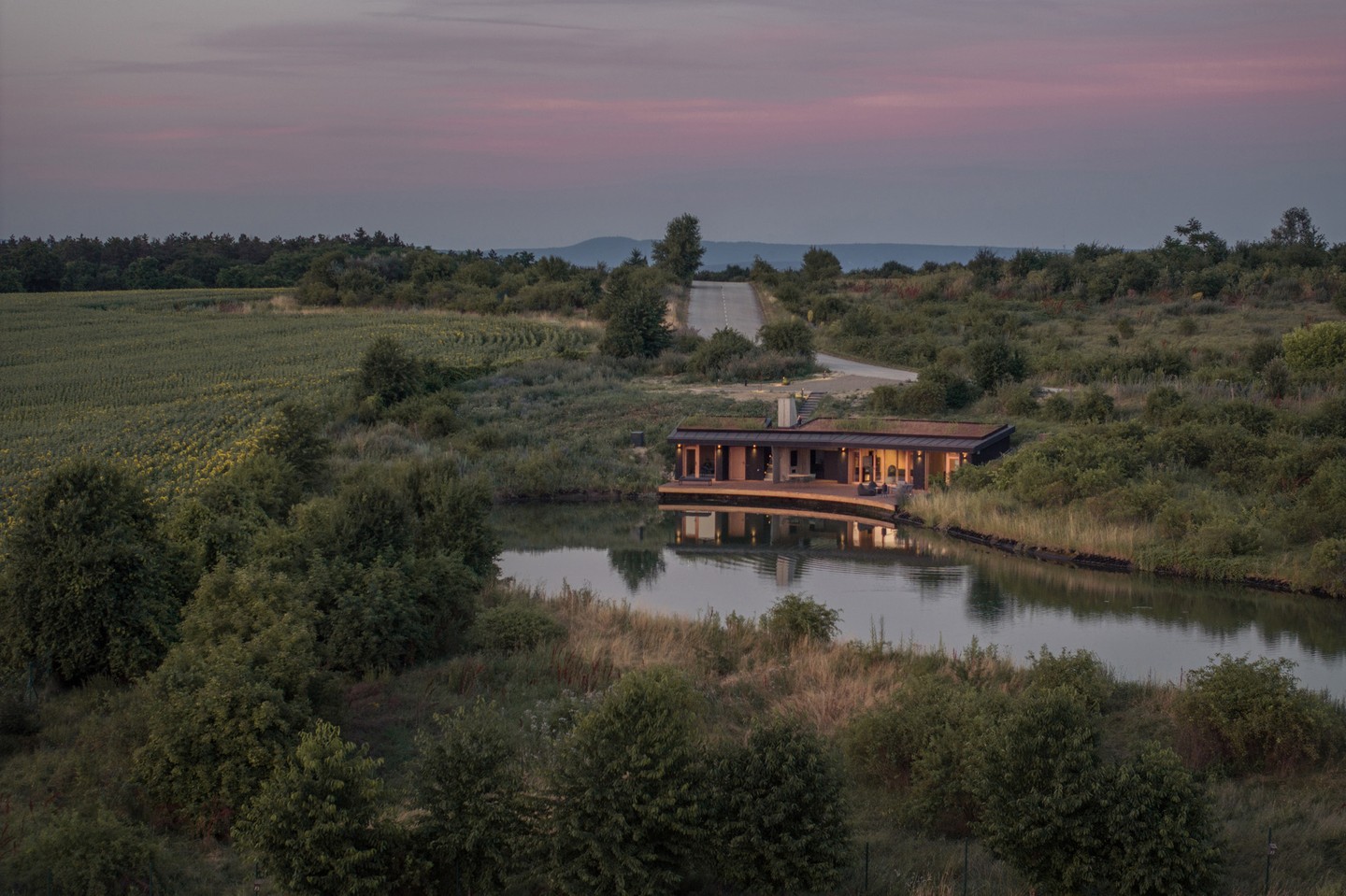 A Hello Wood magyar cég CTL tóparti háza