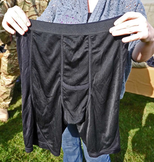 2012-es nők számára tervezett katonai alsó. A praktikusságát nem vonhatjuk kétségbe&#8230;