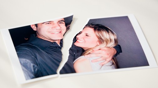 Gátlástalan iparág épül az elhagyott nők kétségbeesésére, ami közben a férfiakat is hülyének nézi