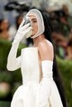 Katy Perry különleges maszk mögé rejtette arcát az idei Met-gálán