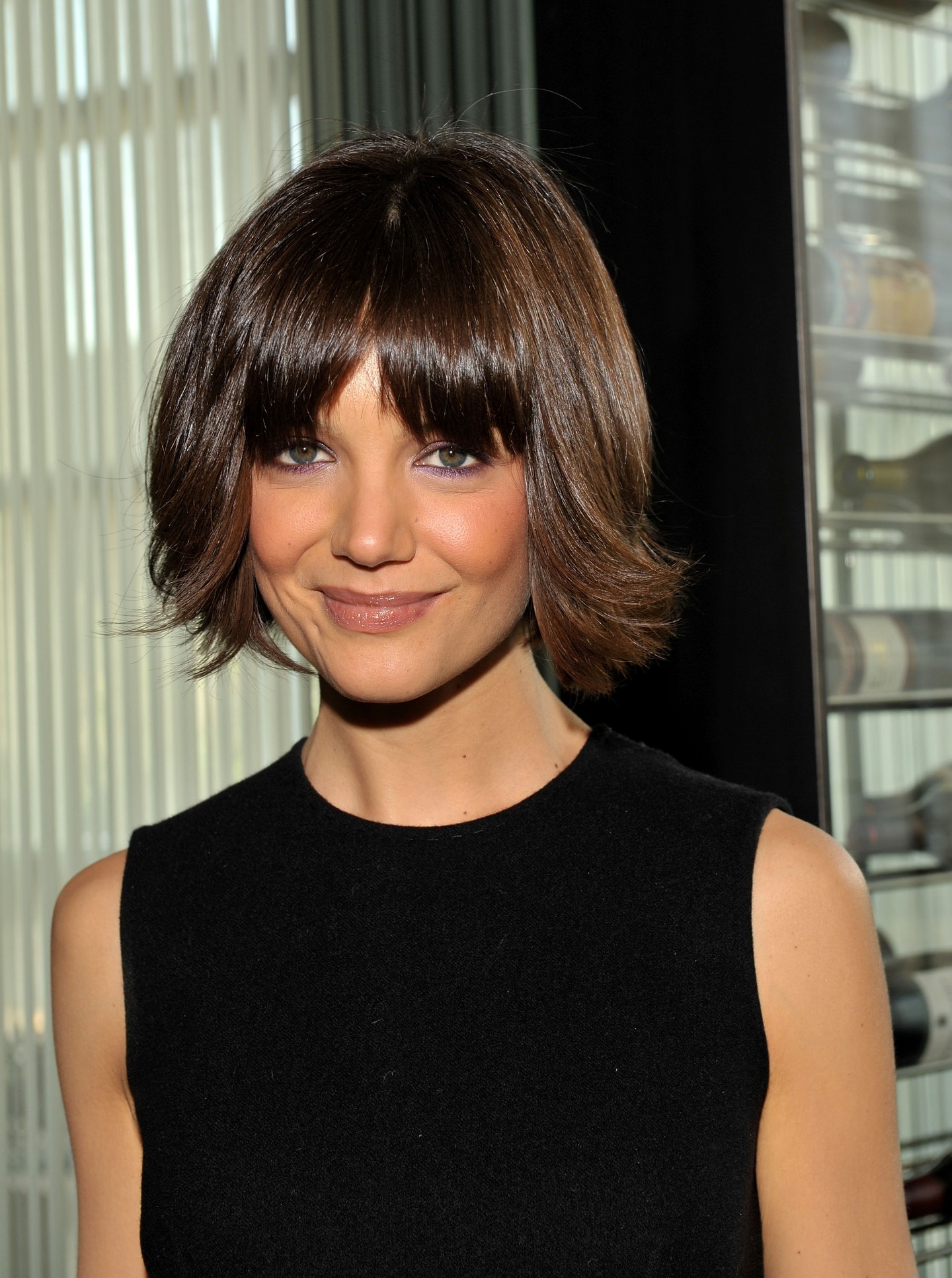 Az amerikai GLAMOUR magazin exkluzív, tizedik évfordulós eseményén Katie Holmes mindenkit elvarázsolt, ugyanis egy lélegzetelállító bob frizurát villantott. A híresség nem csak a hajválasztás tekintetében volt bátor, hanem sminkjébe is vitt némi játékot: a lila tónus tökéletesen kiemeli zöld szemszínét. 