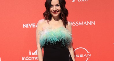 Zséda ruhája a legszebb időutazás, stílusleckéjét mindenkinek látnia kell