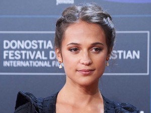 Alicia Vikander köldökig kivágott ruhában is annyira bájos