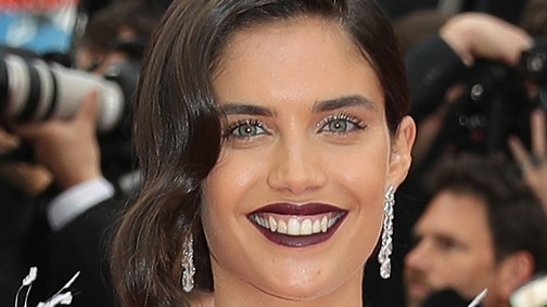 Sara Sampaio ruhájában csirkének éreznénk magunkat, viszont rajta tökéletesen áll!