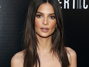 Emily Ratajkowski pöttyös felsője nagyon menő, de az a szoknya....