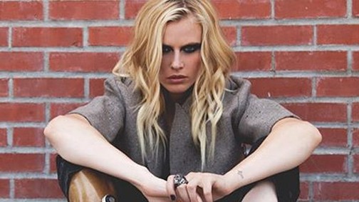 Toxikus sokk miatt elveszítette a lábát, de nem adta fel a modellkarrierjét és most visszatért!