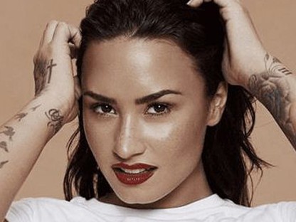 Villantsd a melled, de alul! Az új őrület a sztárok körében az ˝underboob˝