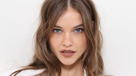 Palvin Barbara melltartó és nadrág nélkül lépett ki az utcára, élete egyik legmerészebb szettjét viselte