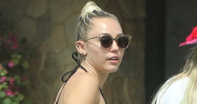 Miley Cyrus bikinifelsőben, melegítőben shoppingol