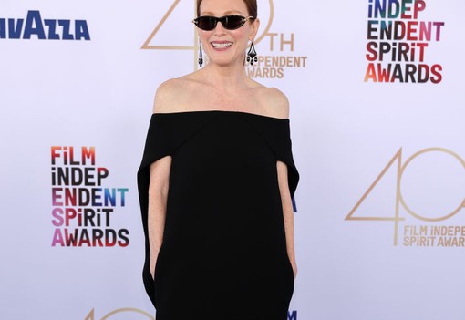 Demi Moore áttetsző ruhában ragyogott a vörös szőnyegen: kísérője mégis nagyobb figyelmet kapott