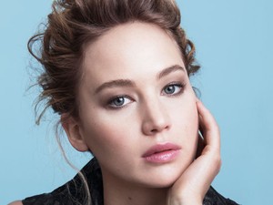 A Dior is Jennifer Lawrence függő