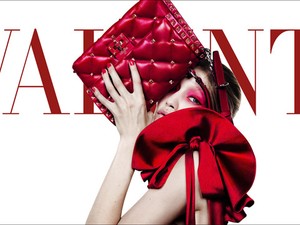 Gigi Hadid szinte felismerhetetlen a Valentino új kampányában