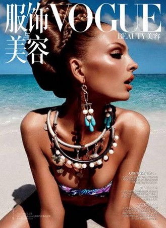 2011 májusában a kínai Vogeu címlapjának azóta is sokszor idézett címlapján.