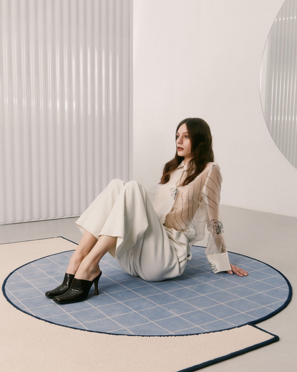 Áttetsző blúz és nadrág ABUBURUZAN @abuburuzan_, cipő PINK BULL @pinkbull.vintage