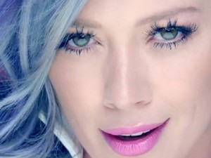 Hilary Duff új klipjén tinderes fiúkkal randizik!