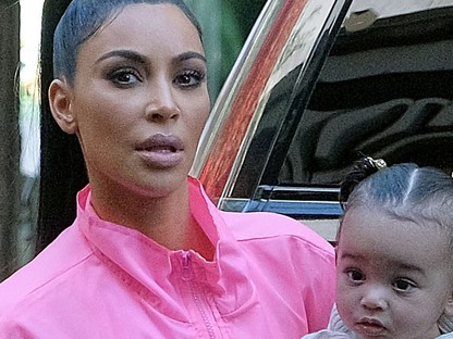 Kim Kardashian kislánya teljesen úgy néz ki, mint anyukája ezen a strandfotón