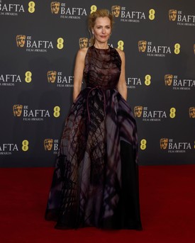 A Szexoktatás című sorozat sztárja, az 57 éves Gillian Anderson ragyogóan festett ujjatlan ruhájában, amit a brit márkától, a Roksandától választott. 