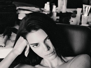 Hűha! Kendall Jenner pucér fotóval csigázza a kedélyeket