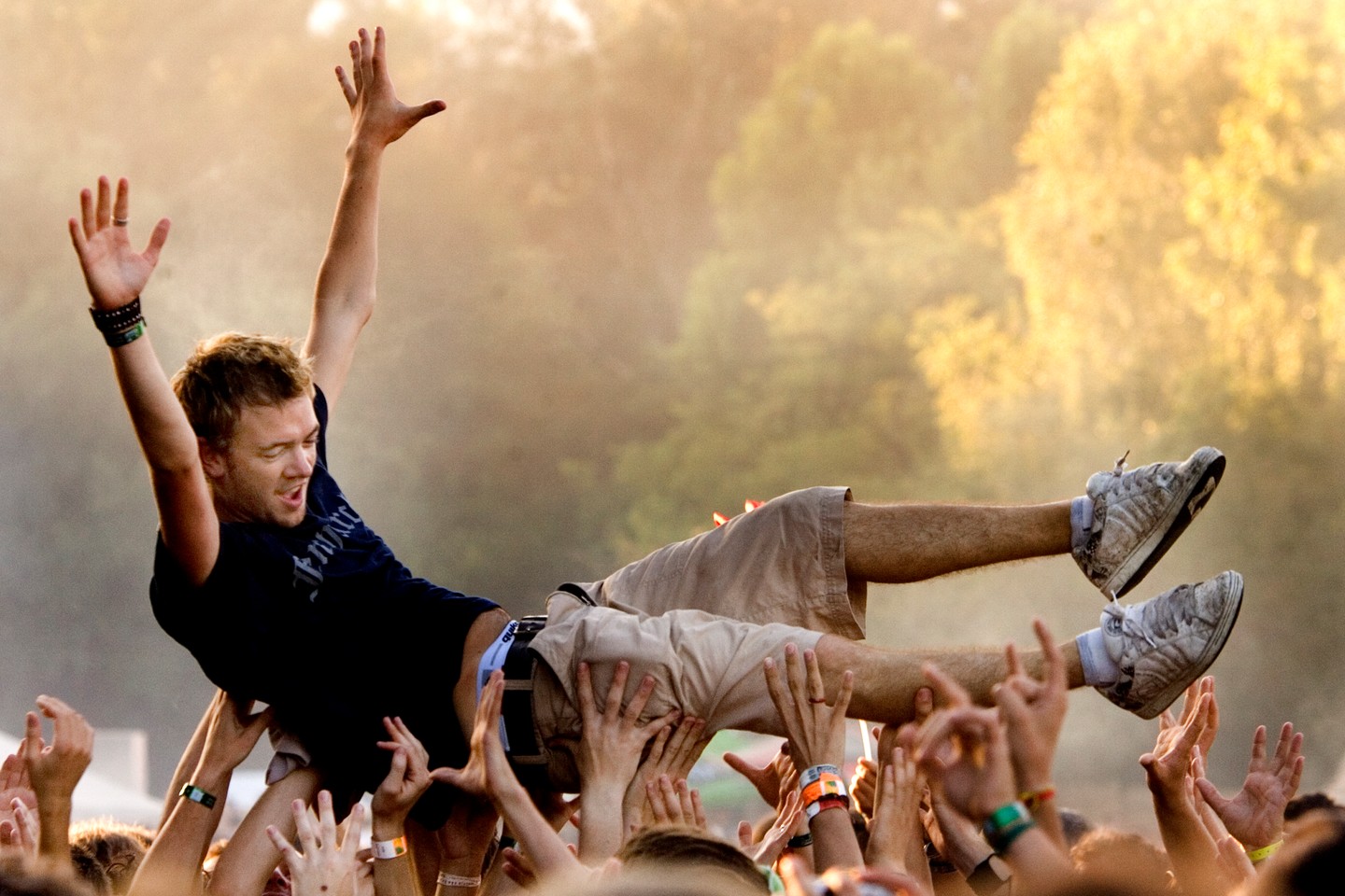 2006: egy bulizót tart a magasba a tömeg a Sziget egyik koncertjén. 