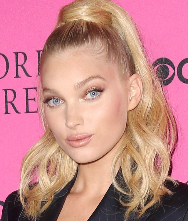 Elsa Hosk combfixben feszít a vörös szőnyegen! De miért?