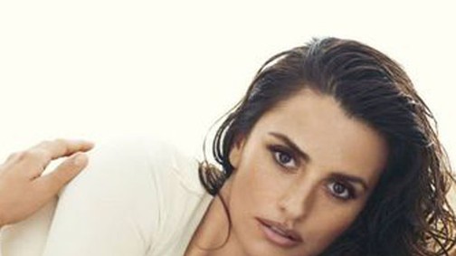 Csak táskával takarja magát Penélope Cruz