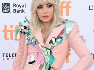 Lady Gaga fájdalmai nem múlnak! Még a turnéját is halasztania kellett