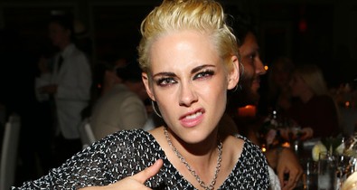 Olyan karikás Kristen Stewart szeme, hogy alig lát ki a táskáktól